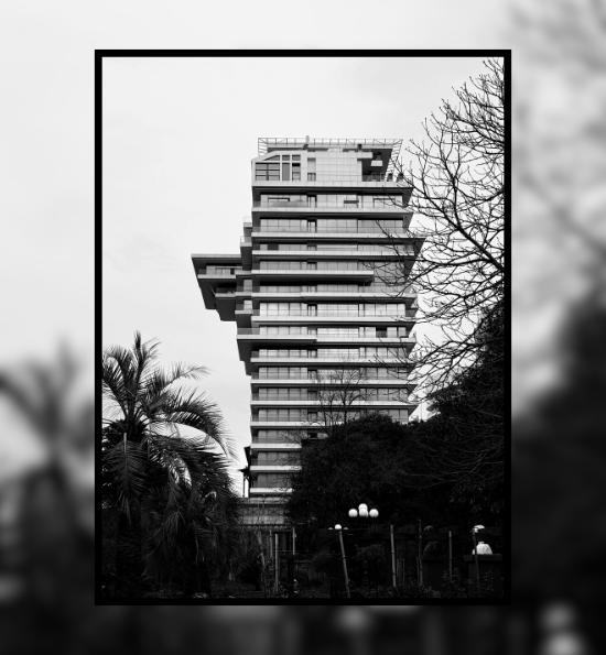 fondo borroso y edificio en primer plano